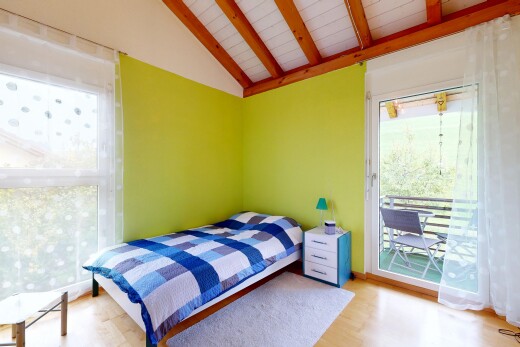 zimmer / schlafzimmer mit vaulted ceiling, dachschräge, beamed ceiling, balkendecke, und wood finish floor