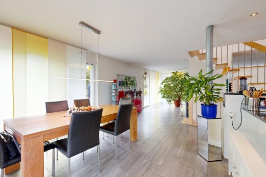 esszimmer mit inside property, natural light, natürliches licht, wood finish floor, und holzfußboden