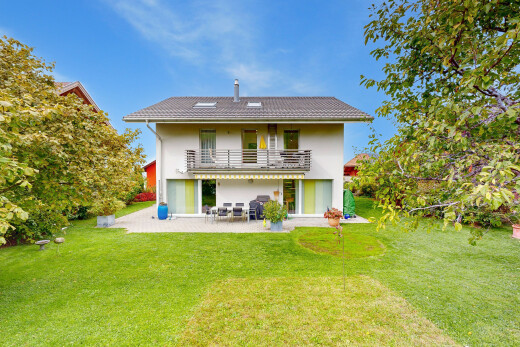 außenansicht mit rasen, property visible, day time, terrasse, und stuckverkleidung