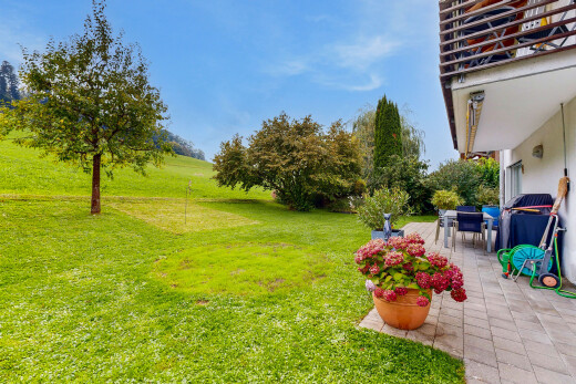 garten mit rasen, from property, day time, und deck