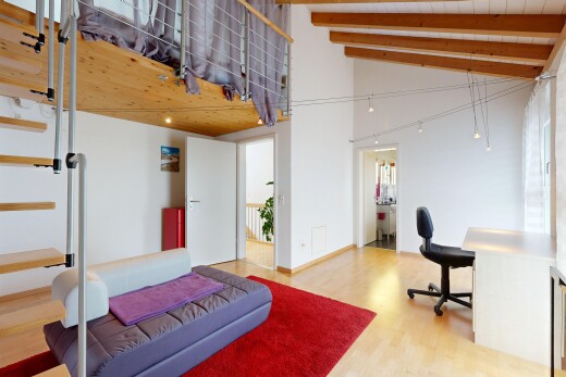 wohnzimmer mit drywall, vaulted ceiling, gipskartonwand, dachschräge, und inside property