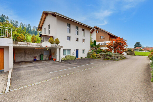 außenansicht mit property visible, parkplatz, stuckverkleidung, und day time