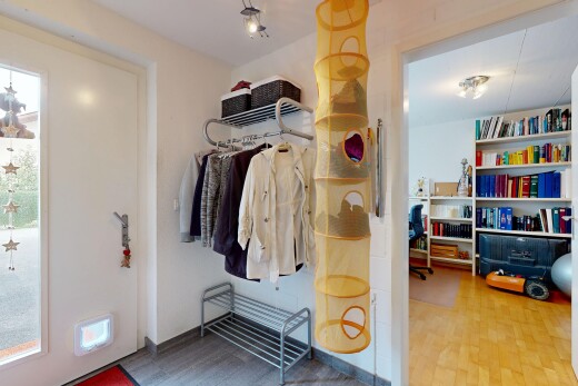 zimmer / schlafzimmer mit inside property, natürliches licht, natural light, holzfußboden, und wood finish floor
