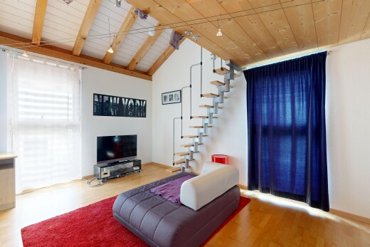 wohnzimmer mit wood finish floor, holzfußboden, inside property, fernseher, und drywall