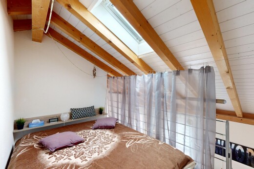 zimmer / schlafzimmer mit balkendecke, beamed ceiling, inside property, dachschräge, und vaulted ceiling