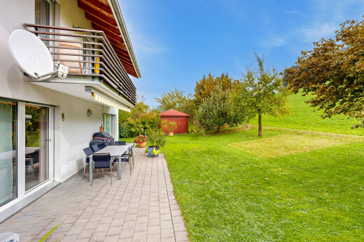 terrasse mit rasen, essbereich im freien, terrasse, balkon, und day time