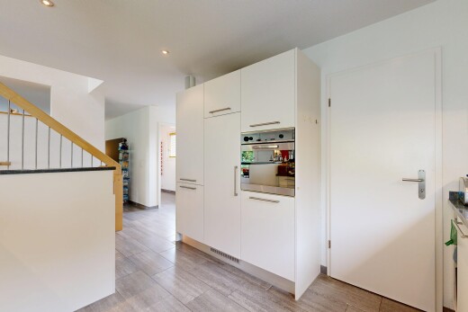 küche mit ofen, weiße schränke, inside property, schränke mit flachen paneelen, und wood finish floor