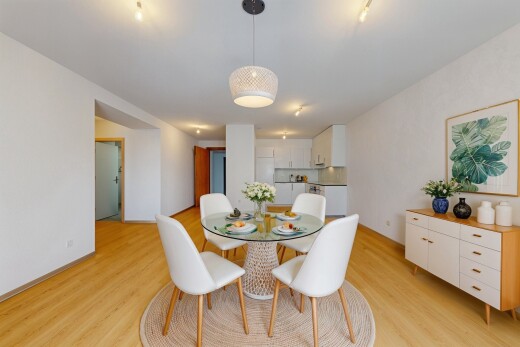 esszimmer mit holzfußboden und gipskartonwand