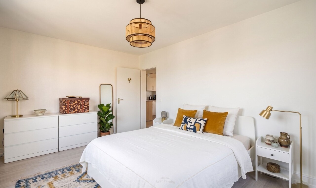 chambre avec inside property, sol en finition bois, wood finish floor, cloison sèche, et drywall
