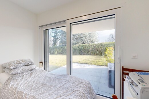 chambre avec inside property, cloison sèche, drywall, lave-linge et sèche-linge, et lumière naturelle