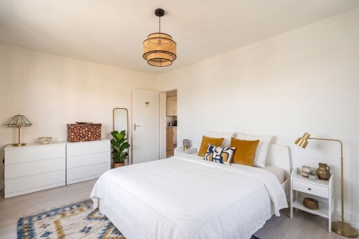 chambre avec inside property, sol en finition bois, wood finish floor, cloison sèche, et drywall