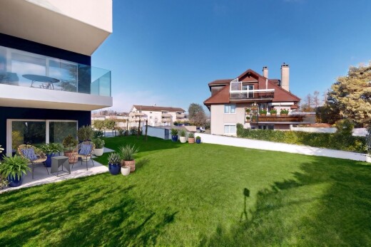 façade avec pelouse, balcon, cheminée, day time, et from property