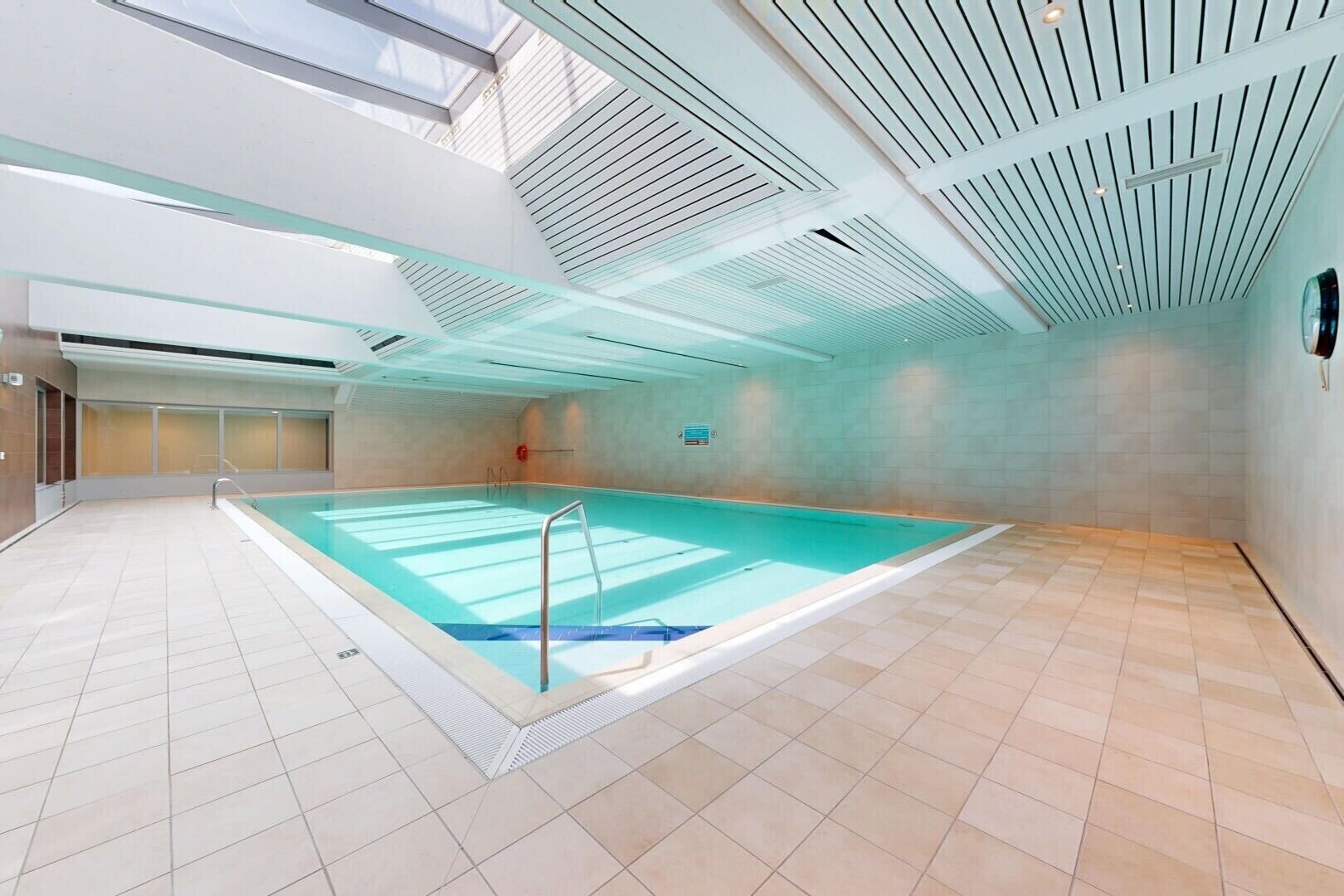 piscine avec rampe et inside property