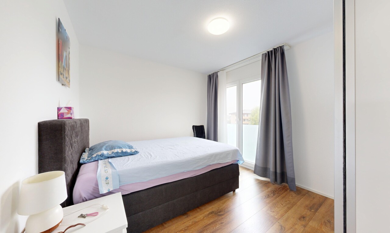 chambre avec drywall, cloison sèche, wood finish floor, sol en finition bois, et inside property