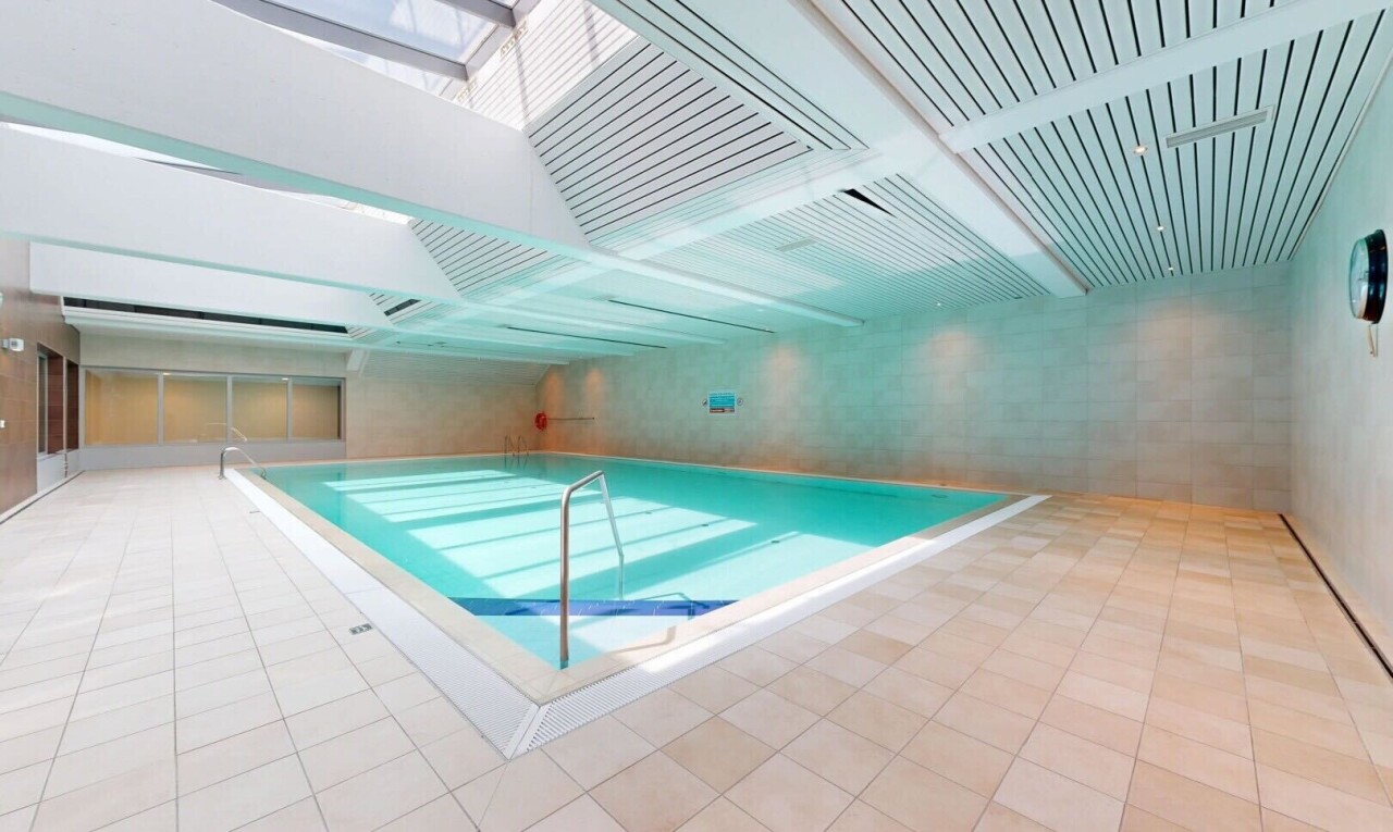 piscine avec rampe et inside property