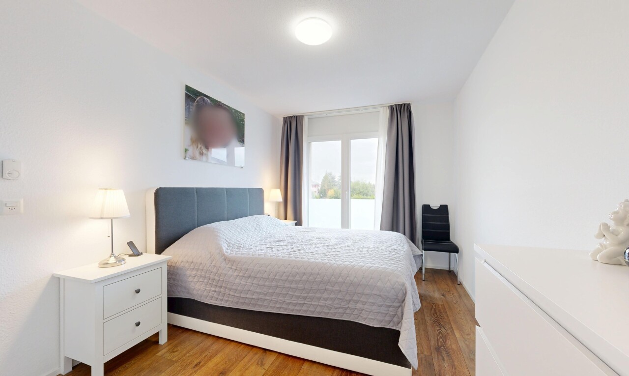 chambre avec drywall, cloison sèche, wood finish floor, sol en finition bois, et inside property