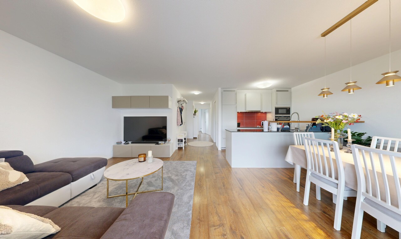 salon / salle à manger avec cloison sèche, drywall, sol en finition bois, wood finish floor, et télévision