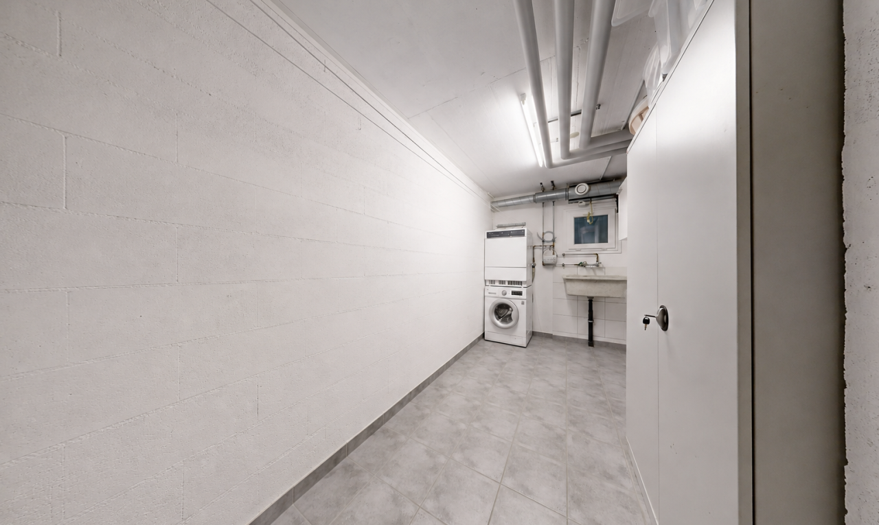 buanderie avec buanderie, lave-linge et sèche-linge superposés, inside property, light floor, et évier