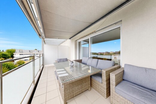 terrasse avec from property, day time, balcon, et espace de vie extérieur