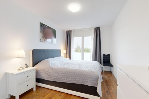 chambre avec drywall, cloison sèche, wood finish floor, sol en finition bois, et inside property