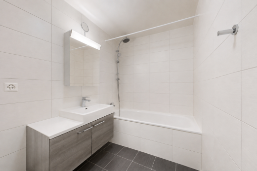 salle de bains avec mur en carrelage, tile wall, salle de bain complète, douche-bain combinés, et miroir