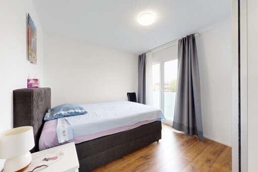 chambre avec drywall, cloison sèche, wood finish floor, sol en finition bois, et inside property