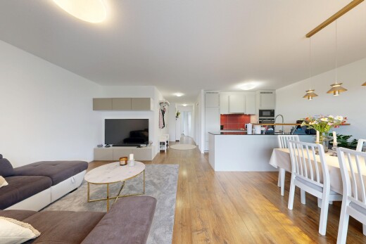 salon / salle à manger avec cloison sèche, drywall, sol en finition bois, wood finish floor, et télévision