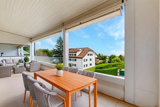 terrasse avec balcon et espace de vie extérieur
