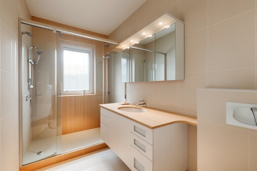salle de bains avec salle de bain complète, évier, douche, lavabo (ou coiffeuse selon le contexte), et lumière naturelle