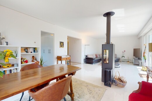 wohn- / esszimmer mit fernseher, inside property, natürliches licht, natural light, und gipskartonwand