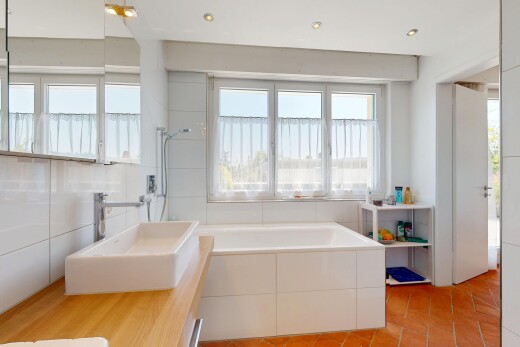 bad mit inside property, bad, natural light, natürliches licht, und waschbecken