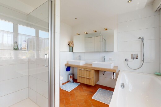 bad mit tile wall, fliesenwand, natural light, natürliches licht, und dusche