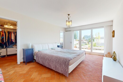 zimmer / schlafzimmer mit inside property, außenzugang, begehbarer kleiderschrank, natural light, und natürliches licht