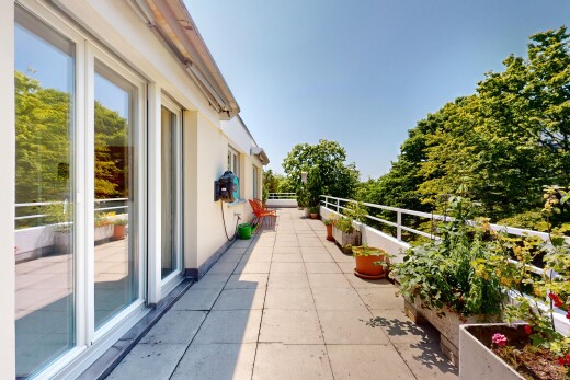 terrasse mit balkon, day time, und from property