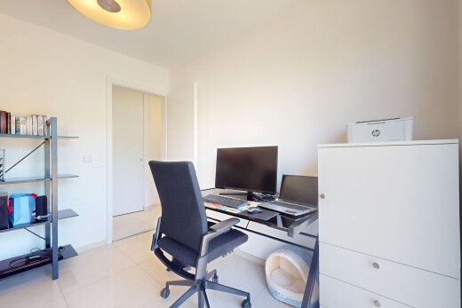 büro mit fernseher, drywall, gipskartonwand, inside property, und bürobereich