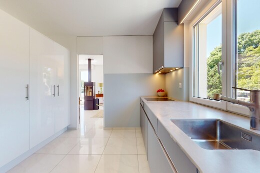 küche mit waschbecken, inside property, natural light, natürliches licht, und herd