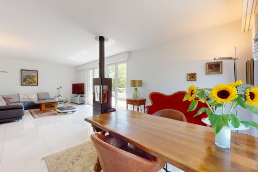 wohn- / esszimmer mit inside property, fernseher, drywall, gipskartonwand, und natural light