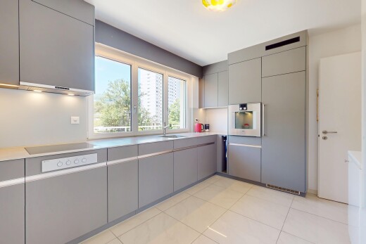 küche mit graue schränke, herd, inside property, natural light, und natürliches licht