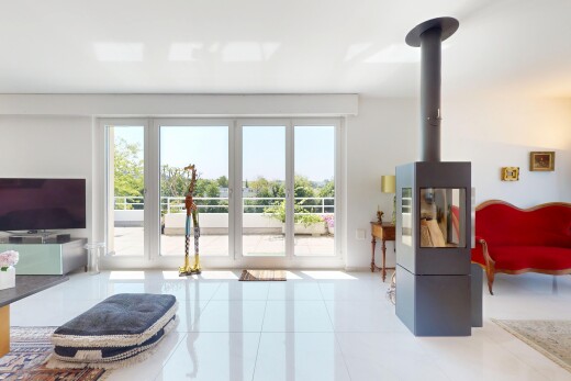 rezeption / lobby mit inside property, drywall, natural light, tile floor, und holzofen