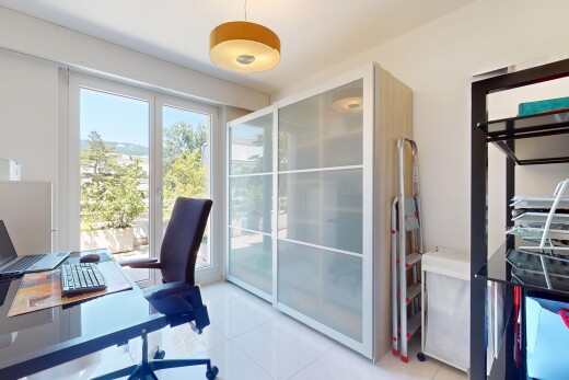büro mit natural light, natürliches licht, day time, inside property, und tile floor