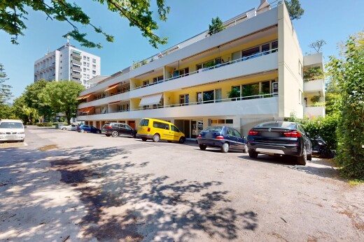 außenansicht mit parkplatz, blick auf wohnanlage, apartment complex view, day time, und property visible