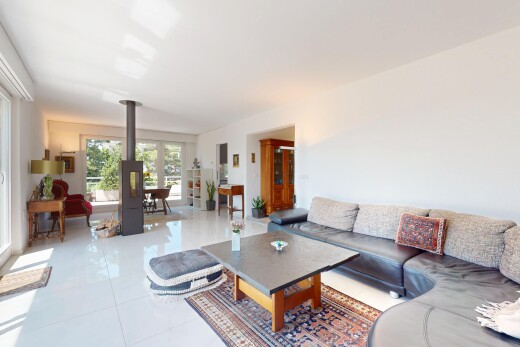 wohnzimmer mit natural light, natürliches licht, drywall, gipskartonwand, und tile floor