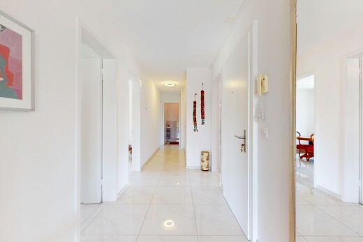 halle / korridor mit gipskartonwand, drywall, fliesenboden, tile floor, und inside property