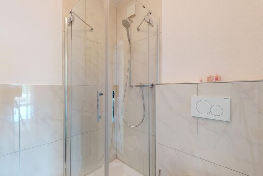 bad mit tile shower, inside property, dusche, komplettes badezimmer, und gipskartonwand