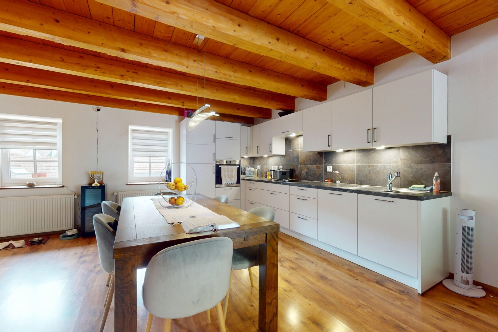 cuisine avec wood ceiling, plafond en bois, plans de travail, natural light, et lumière naturelle