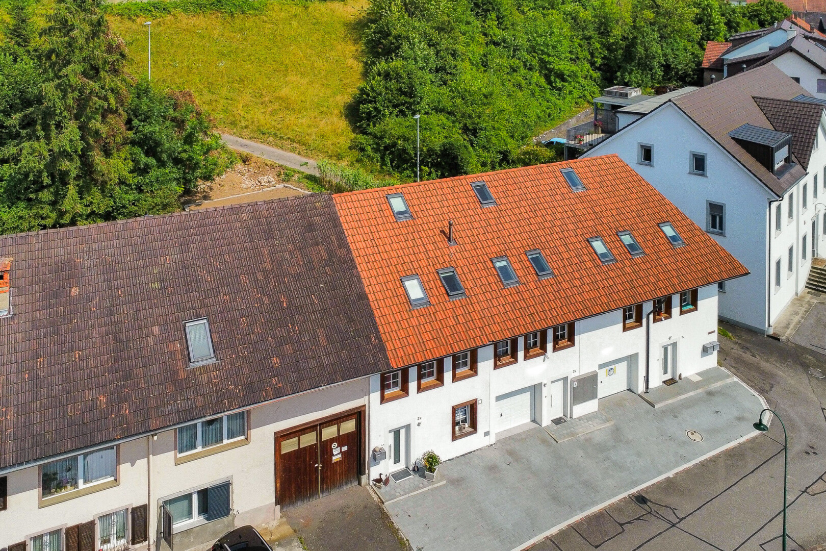 façade avec garage intégré, bardage en stuc, et allée