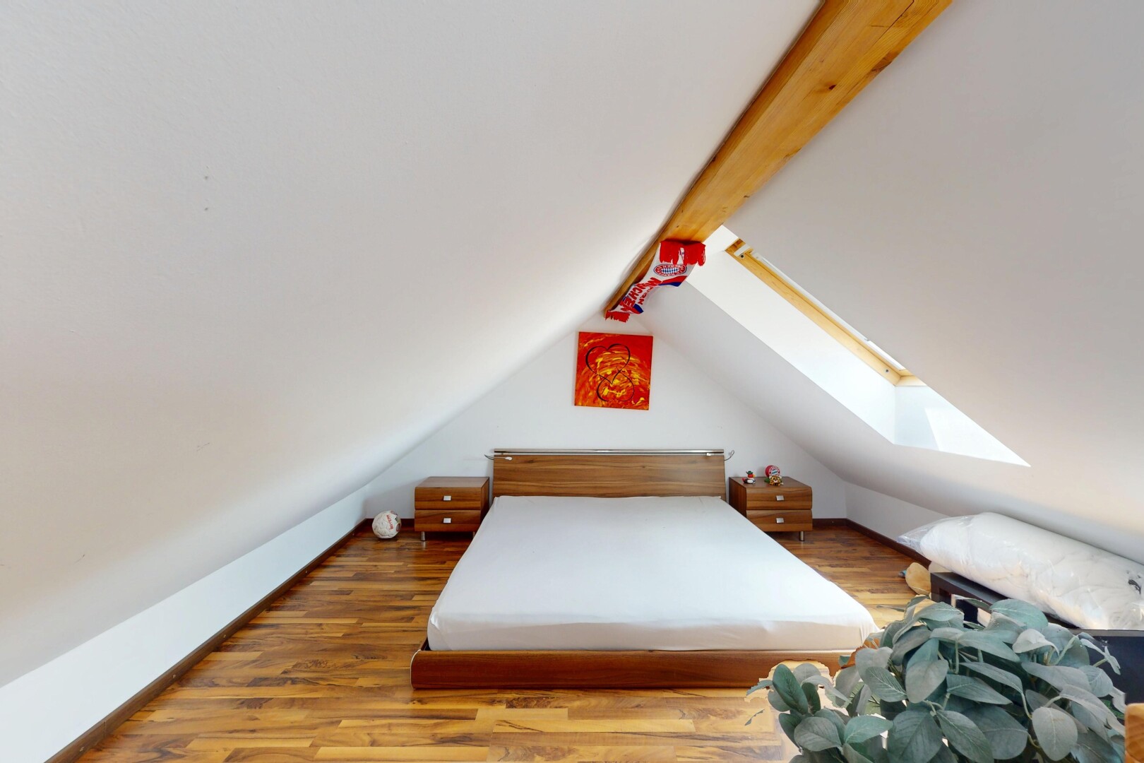 chambre avec puits de lumière, pièce supplémentaire, inside property, vaulted ceiling, et plafond voûté