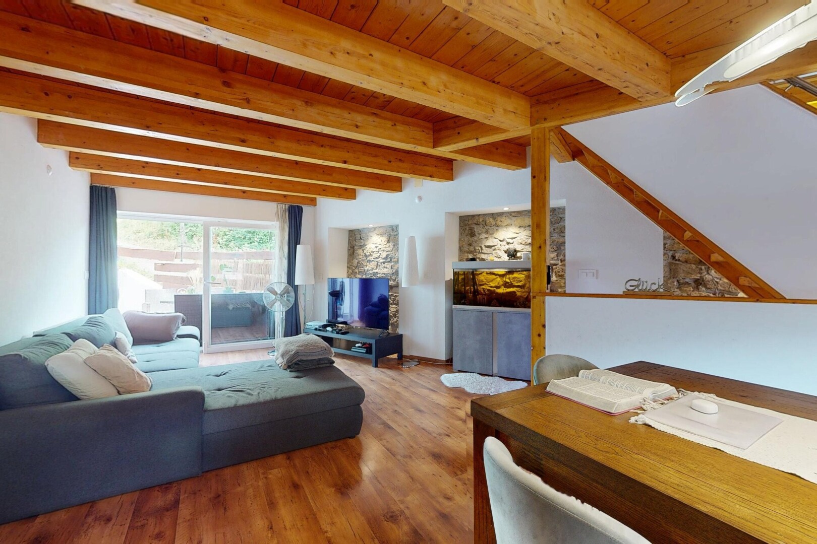 salon / salle à manger avec natural light, lumière naturelle, beamed ceiling, plafond à poutres, et inside property