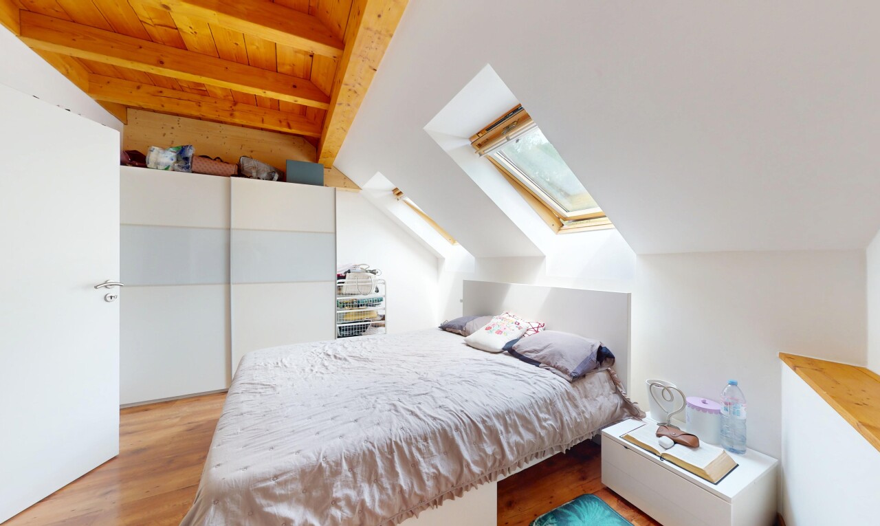 chambre avec pièce supplémentaire, puits de lumière, inside property, wood finish floor, et sol en finition bois