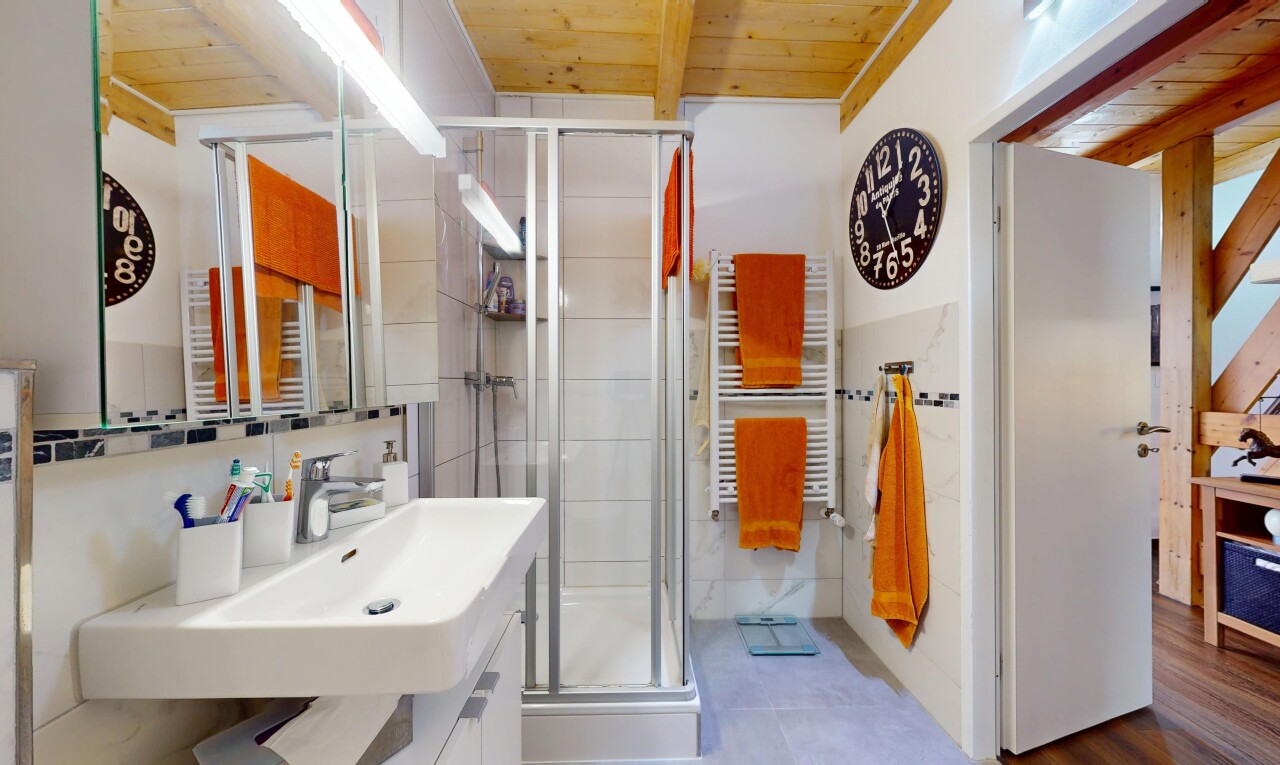 salle de bains avec inside property, chauffe-serviettes, radiateur, plafond en bois, et wood ceiling